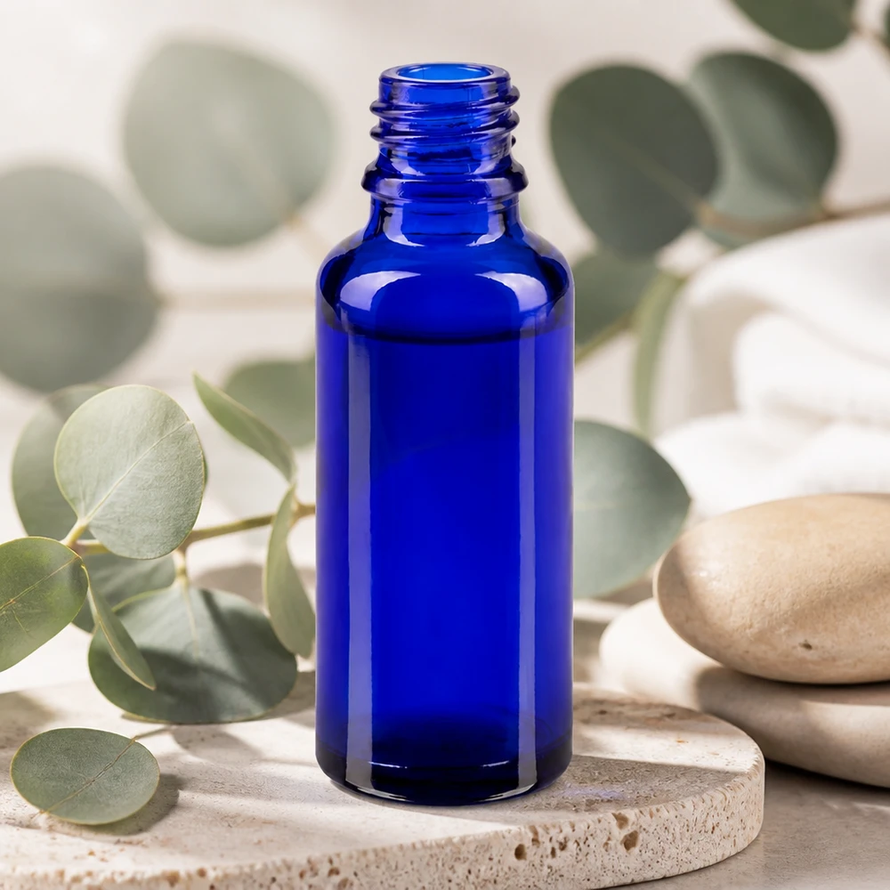 Butelka z zakraplaczem 30 ml DIN 18 NIEBIESKIE SZKŁO Butelka apteczna ApoGlas o pojemności 30 ml w kolorze kobaltowym z ochroną przed promieniowaniem UV, przeznaczona do olejków eterycznych i nalewek