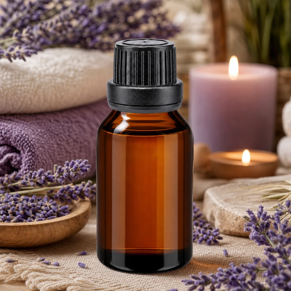 Mała buteleczka z brązowego szkła o pojemności 15 ml z zakraplaczem, przeznaczona do aromaterapii i olejku lawendowego