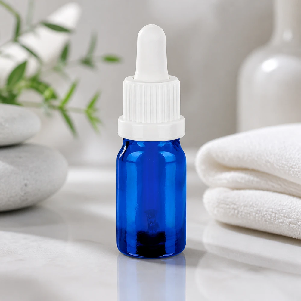 Kompaktowa butelka z pipetą o pojemności 5 ml i białą zakrętką z rowkami zapewnia bezpieczną obsługę i precyzyjną aplikację.