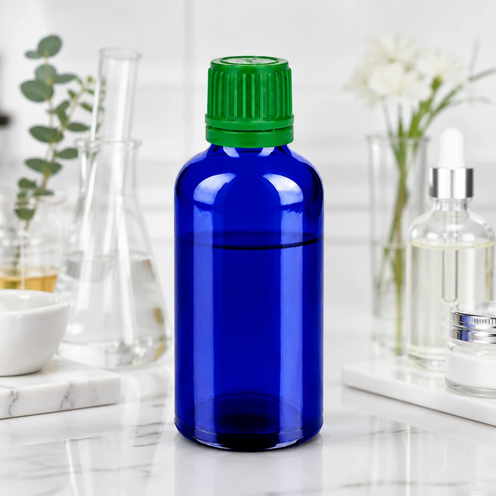 Butelka 50 ml 11 mm SV zielony OV BlueLine UT18/50 Butelka chroniąca przed światłem 50 ml wykonana z niebieskiego szkła chroniącego przed promieniowaniem UV z zieloną zakrętką zabezpieczającą przed dziećmi