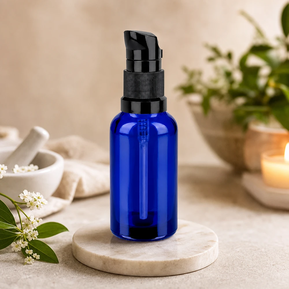 Butelka z pompką 30 ml czarna STD BlueLine UT18/30 Wysokiej jakości butelka z pompką o pojemności 30 ml w kolorze kobaltowego błękitu z ergonomicznym dozownikiem ułatwiającym aplikację.