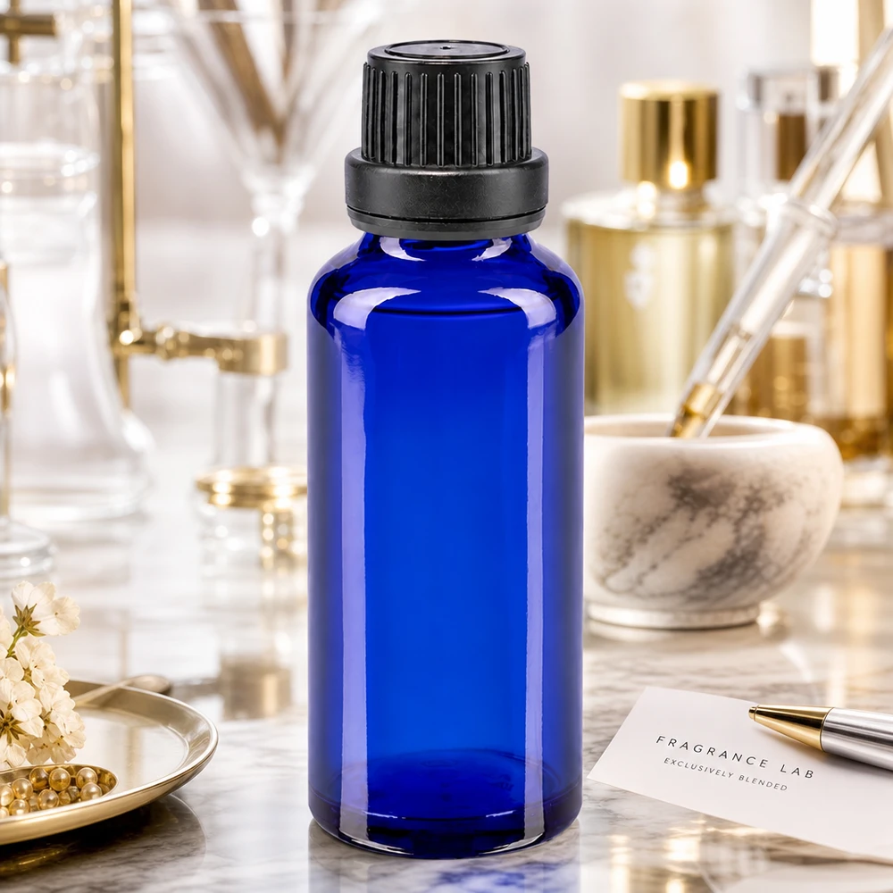 Butelka apteczna niebieska 30ml zakrętka czarna szczelna OV Butelka apteczna o pojemności 30 ml z niebieskiego szkła, z zakrętką zabezpieczoną przed dziećmi, w scenerii laboratorium perfumeryjnego