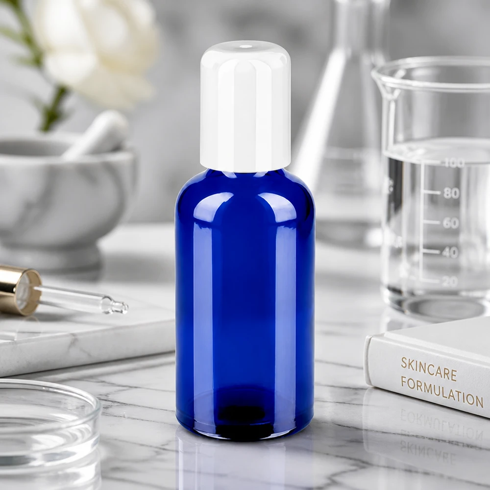 Kompaktowa butelka typu roll-on o pojemności 50 ml w eleganckim kolorze kobaltowego błękitu do mobilnej pielęgnacji skóry i aplikacji serum