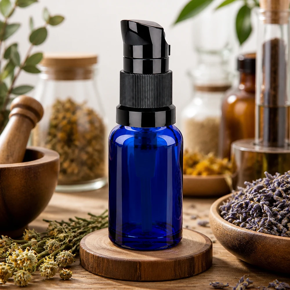 Kompaktowa butelka z pompką 10 ml w kolorze kobaltowym z ergonomicznym dozownikiem STD BlueLine UT18/10