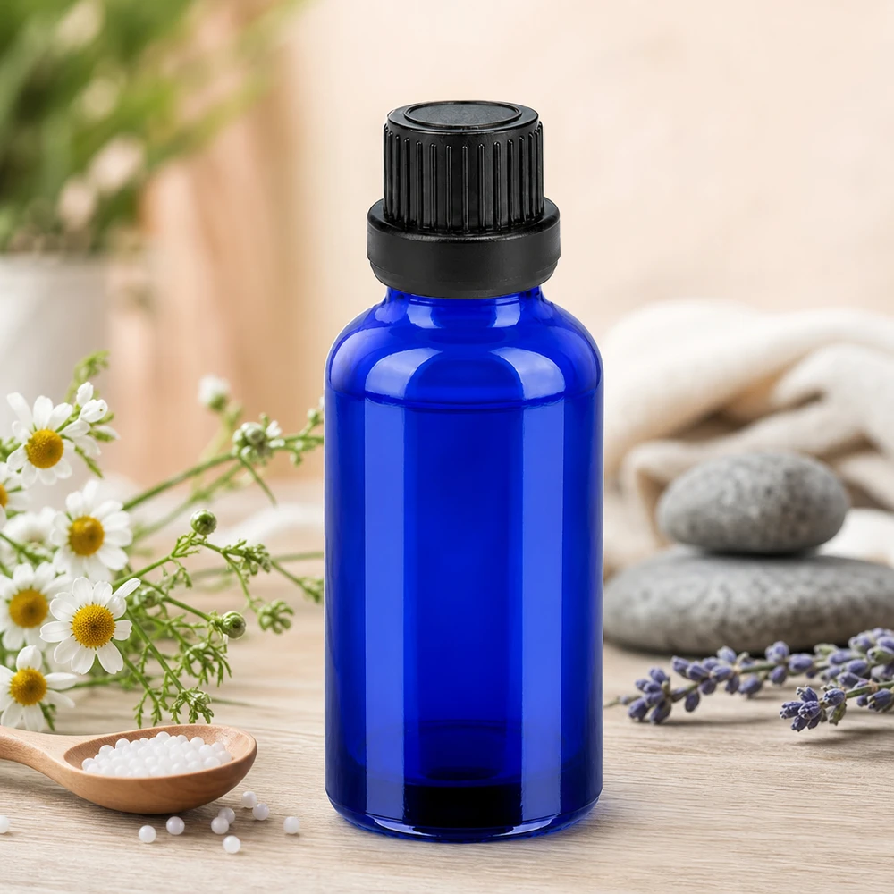 Kompaktowa szklana butelka 30 ml w jasnoniebieskim kolorze z precyzyjnym zakraplaczem do dozowania