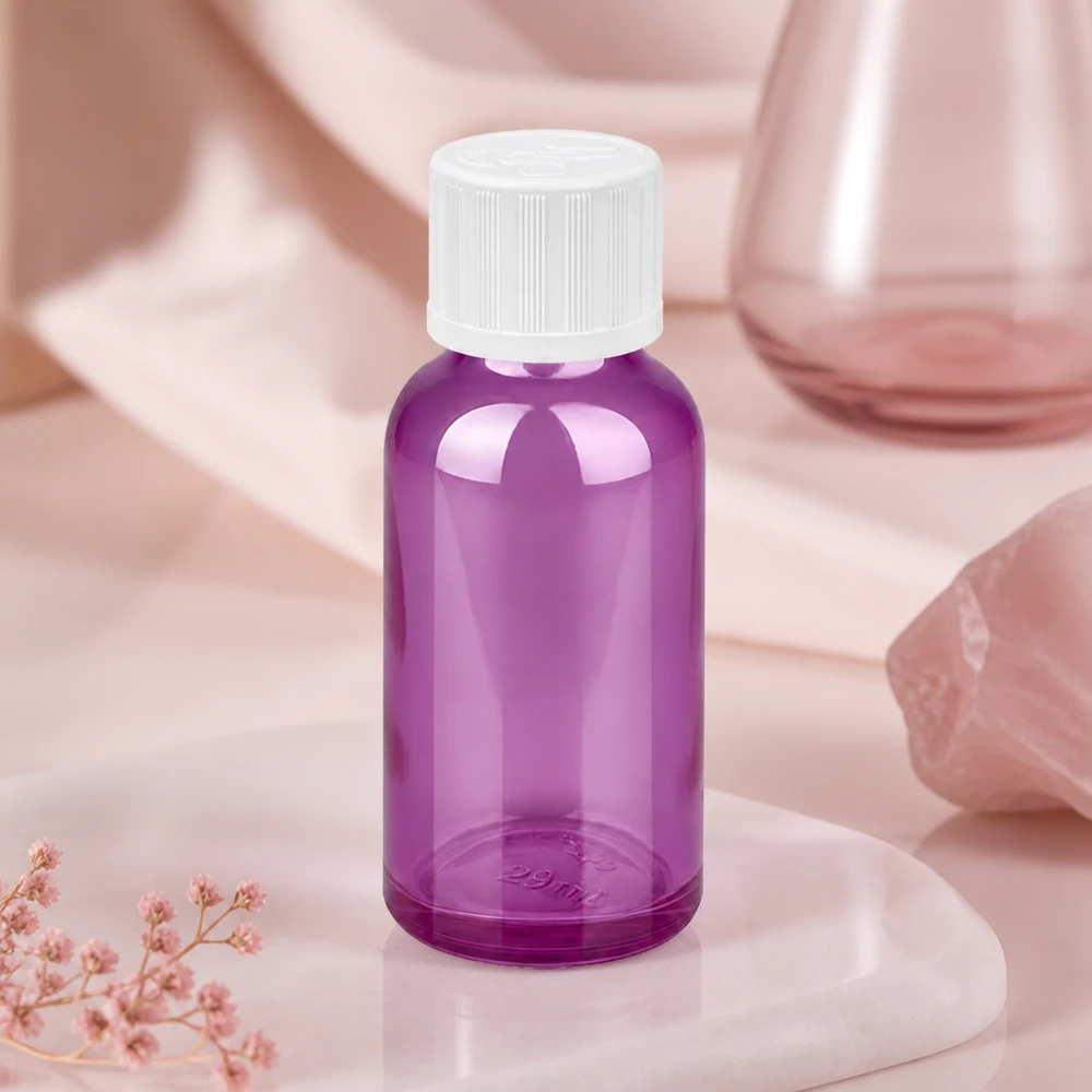 Butelka z zakraplaczem 30 ml 1,2 mm biała, standardowo zabezpieczona przed dziećmi PurpleLine.UT18/30 Okrągła butelka z zakraplaczem o pojemności 30 ml o ergonomicznym kształcie i białej zakrętce w eleganckim fioletowym kolorze.