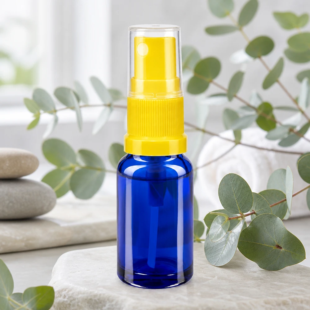 Butelka apteczna niebieska 10ml nasadka rozpylająca żółta Kompaktowa butelka z atomizerem o pojemności 10 ml, wykonana z niebieskiego szkła ochronnego, z żółtą głowicą rozpylającą, przeznaczona do olejków eterycznych