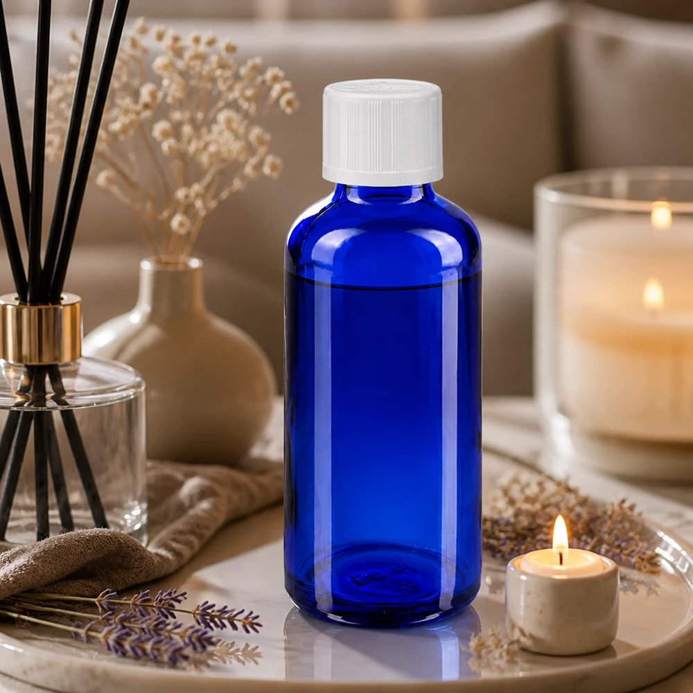 Butelka z zakraplaczem o pojemności 50 ml, wykonana z kobaltowo-niebieskiego szkła aptecznego, z białą nakrętką zabezpieczoną przed dziećmi, w stylu wellness