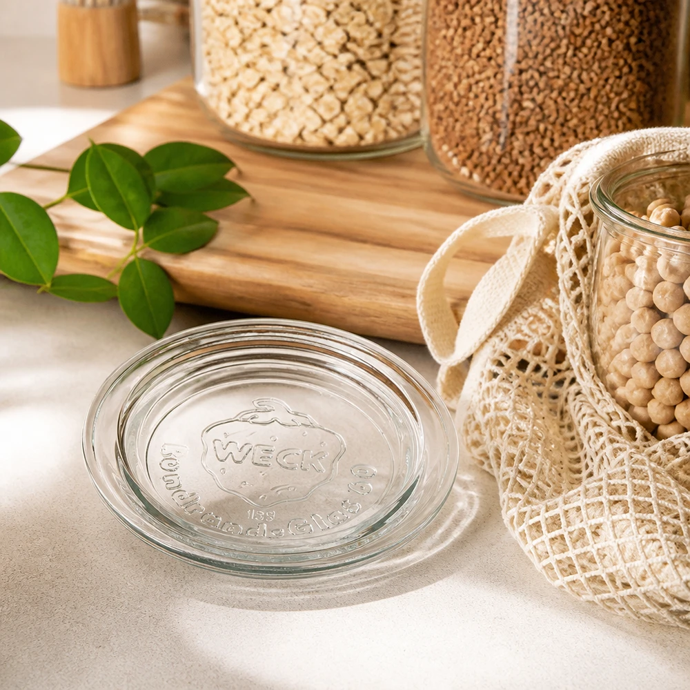 Szklana pokrywka WECK RR60 w zrównoważonej kuchni zero waste ze słoikami do przechowywania roślin strączkowych i bawełnianymi torbami