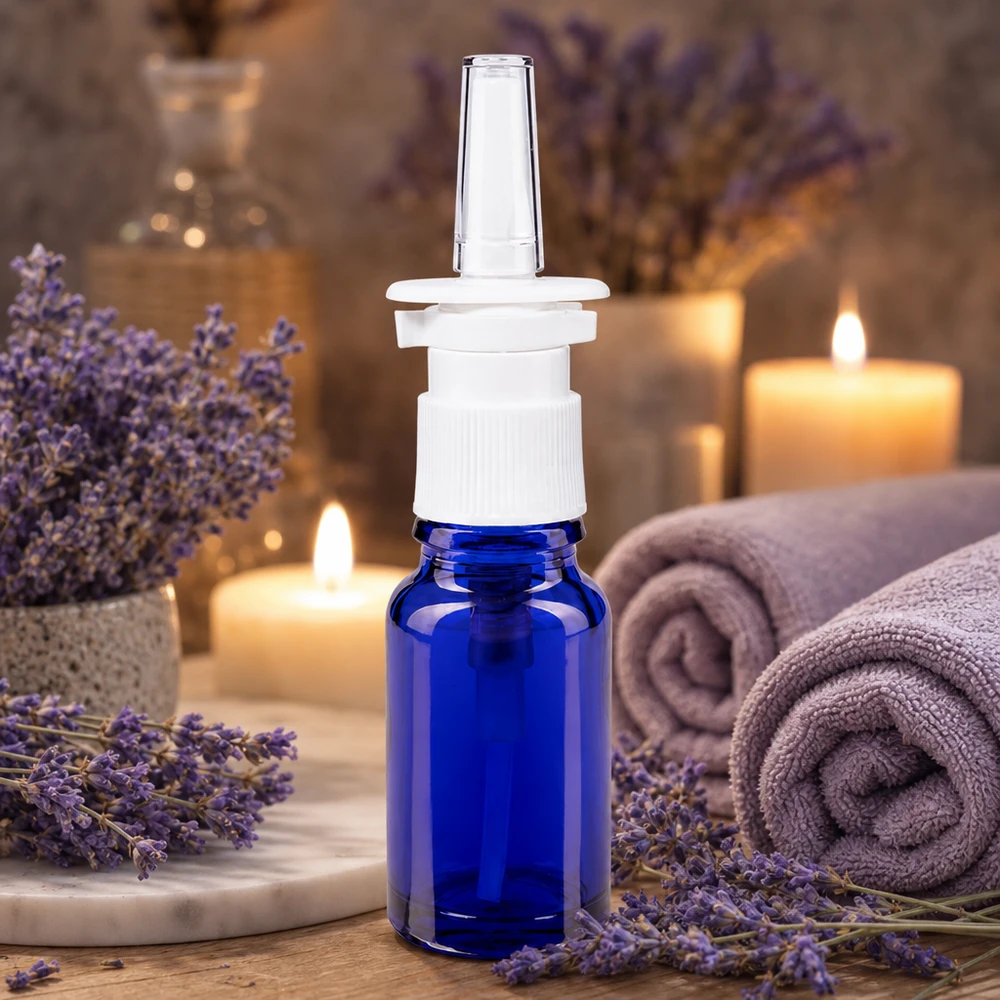 Butelka apteczna niebieska 10ml atomizer do nosa biały St Kobaltowo-niebieska buteleczka z atomizerem o pojemności 10 ml z białym mechanizmem pompującym na tle lawendowej atmosfery spa