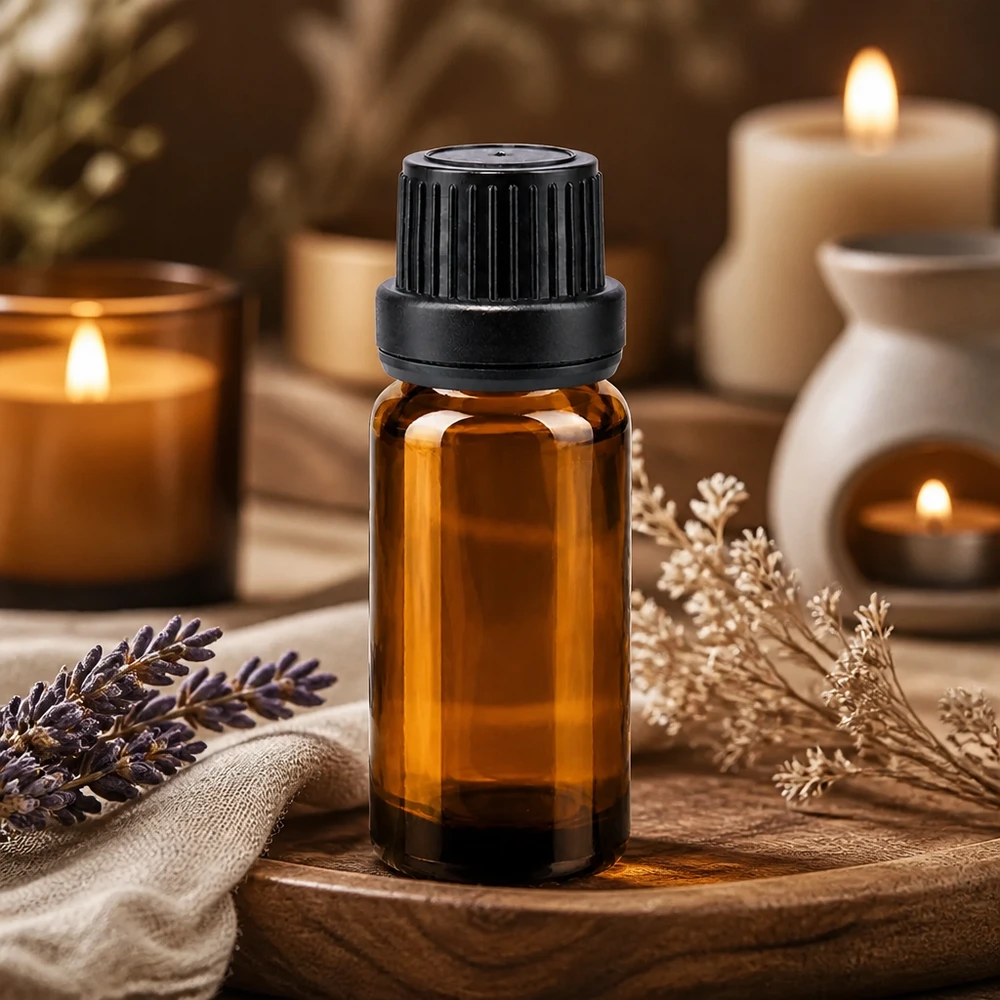Szklana buteleczka o pojemności 10 ml w kolorze bursztynowym, z czarnym zamknięciem zabezpieczającym przed dziećmi i zakraplaczem do aromaterapii