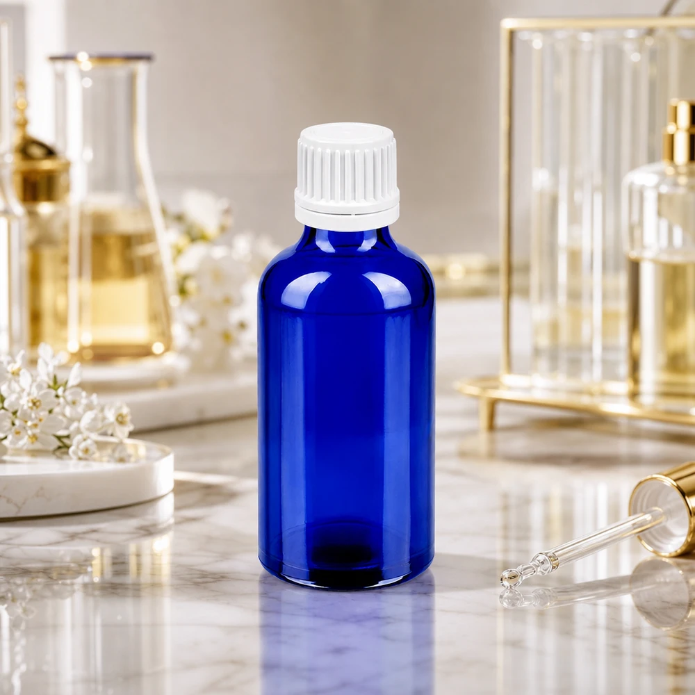 Butelka aptekarska o pojemności 50 ml wykonana z niebieskiego szkła z białą zakrętką umożliwiającą precyzyjne dozowanie.