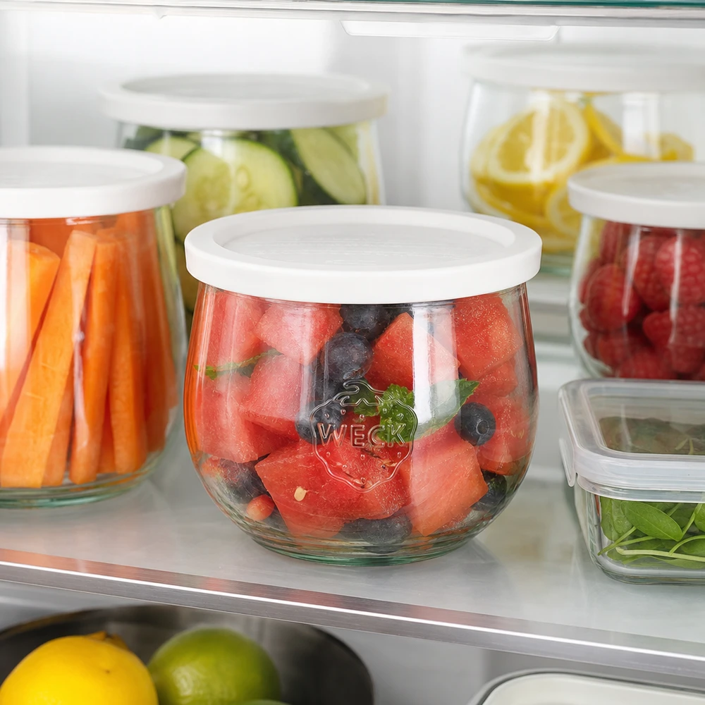 Słoik tulipan o pojemności 580 ml z pokrywką WECK RR100 Słoik WECK tulipan 580 ml RR100 w lodówce z sałatką owocową z arbuza i jagód jako świeże rozwiązanie do przygotowywania posiłków