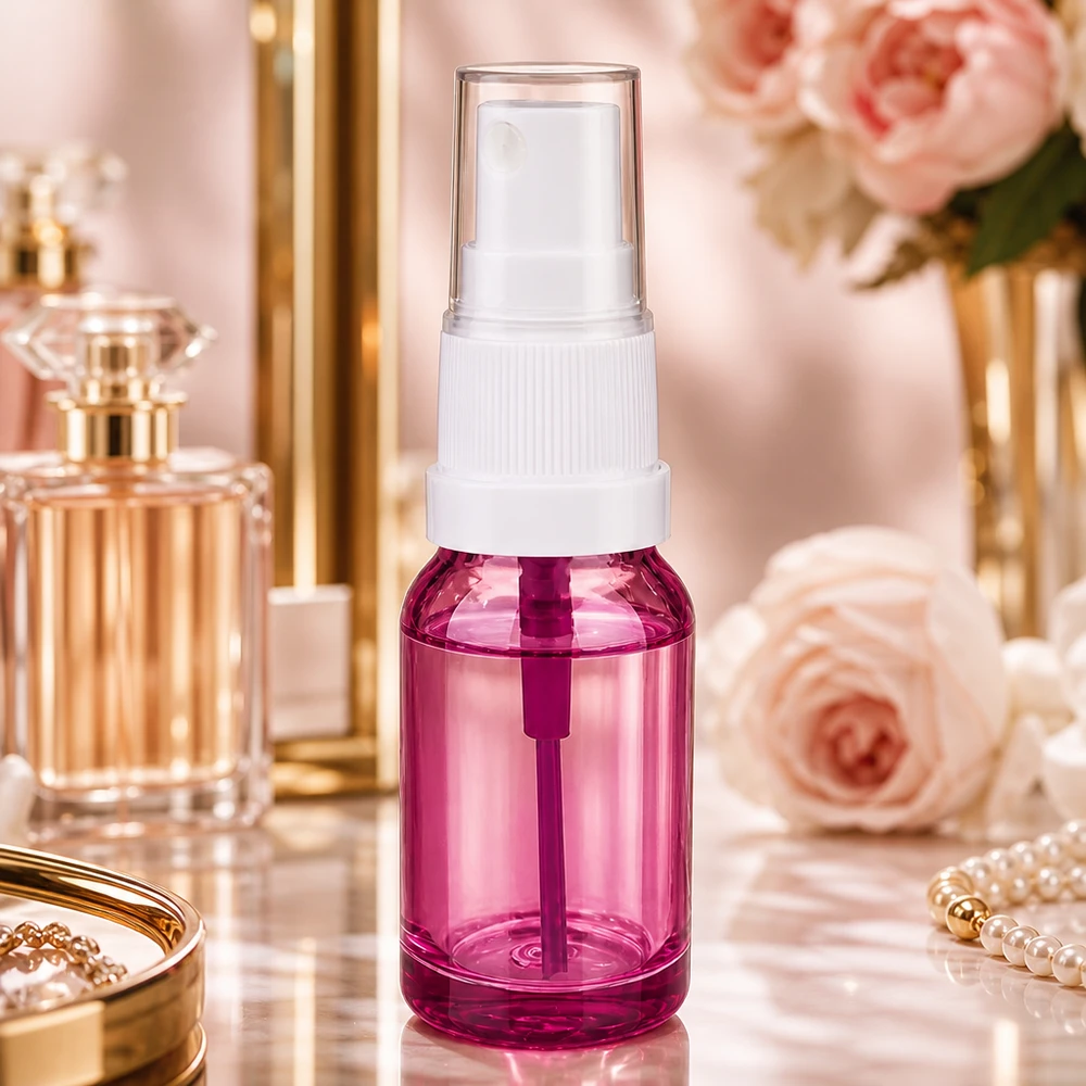Butelka z rozpylaczem 10 ml biała/przezroczysta Standard PurpleLine UT18/10 Fioletowa butelka z rozpylaczem o pojemności 10 ml i białą zakrętką wykonana z wysokiej jakości tworzywa sztucznego do produktów kosmetycznych