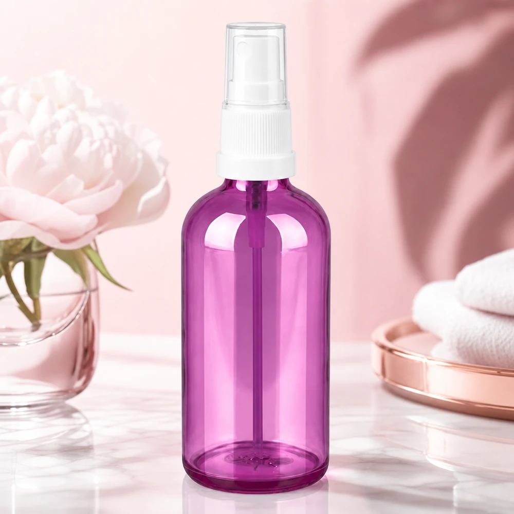 Butelka z rozpylaczem o pojemności 100 ml wykonana z wysokiej jakości przezroczystego plastiku w eleganckim fioletowym kolorze