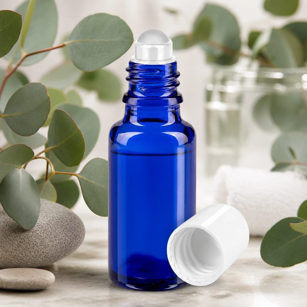 Niebieska buteleczka z kulką o pojemności 20 ml, wykonana ze szkła aptecznego, z gałązkami eukaliptusa i kamieniami naturalnymi