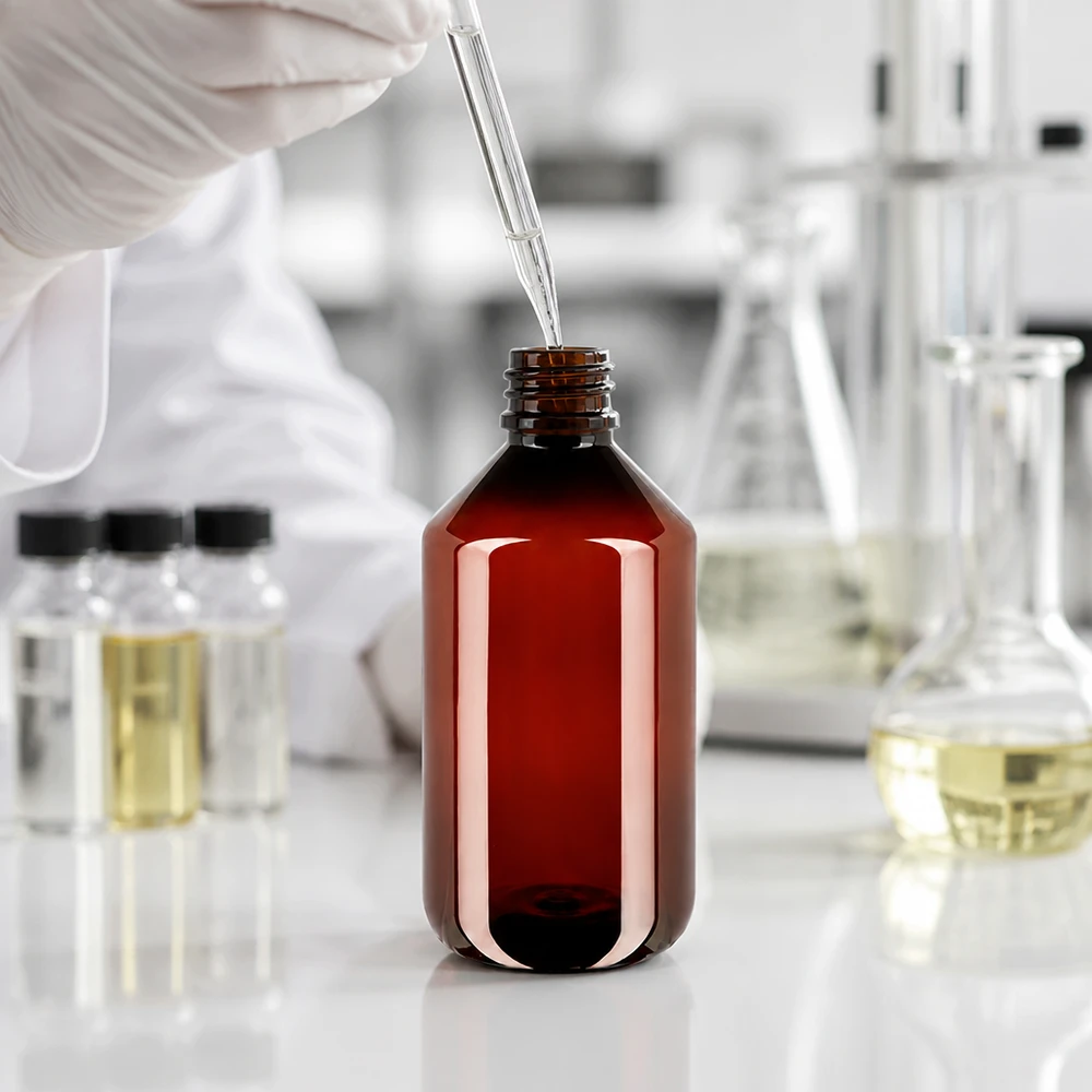 Butelka PET 500ml z brązową nakrętką OV Tropfpipette über geöffneter brauner 500ml PET Flasche mit OV in Laborumgebung