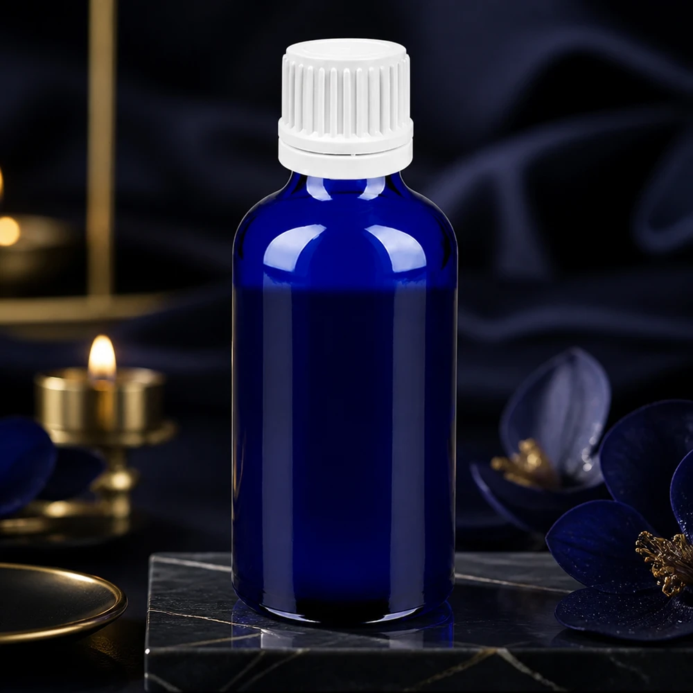 Butelka z zakraplaczem 50 ml 0,7 mm biały OV BlueLine UT18/50 Wysokiej jakości butelka z zakraplaczem ze szkła kobaltowego o pojemności 50 ml z białą zakrętką UT18 do wysokiej jakości produktów naturalnych