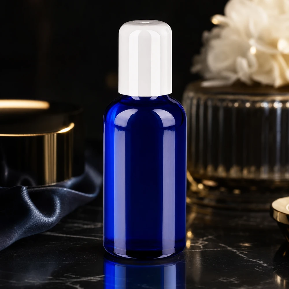 Butelka roll-on 50 ml biała STD BlueLine UT18/50 Elegancka butelka roll-on o pojemności 50 ml w jasnoniebieskim kolorze z białą nakrętką zapewnia stylową prezentację produktu.