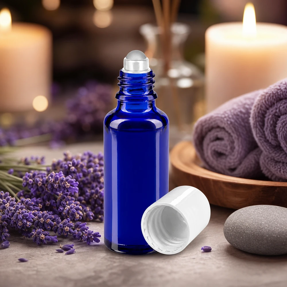Butelka apteczna niebieska 30ml nakrętka roll-on biała Buteleczka z kulką o pojemności 30 ml, wykonana z kobaltowo-niebieskiego szkła aptecznego, z białym standardowym zamknięciem