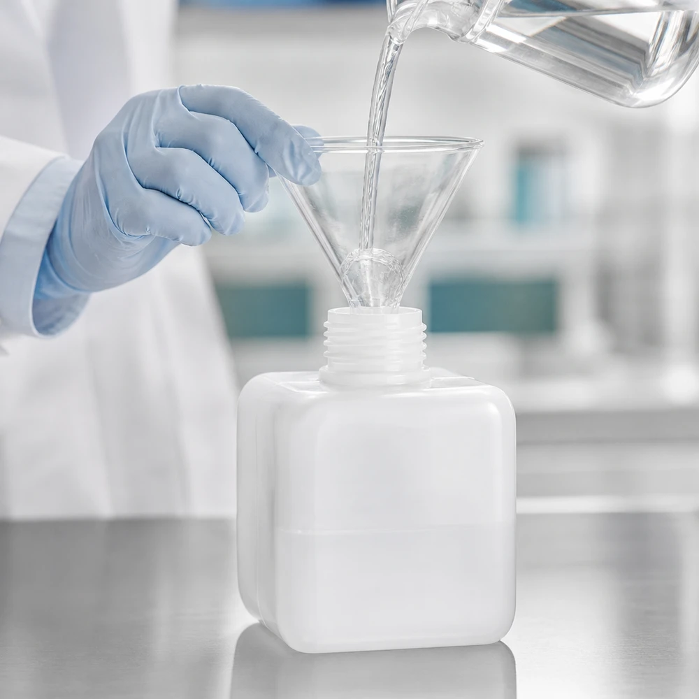 Butelka na chemikalia 250 ml z PE-HD, lejek laboratoryjny z szeroką szyjką, szklana karafka, napełnianie płynami, biały fartuch laboratoryjny