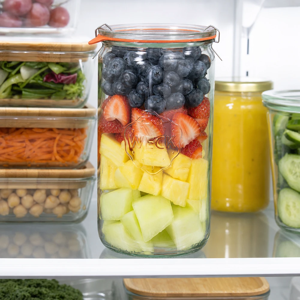 Słoik z butlą 1590 ml kompletny WECK RR100 WECK słoik 1590ml RR100 w lodówce z sałatką owocową borówki truskawki ananas melon Meal Prep