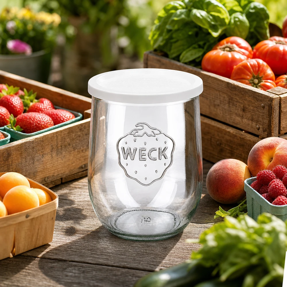 Słoik tulipan o pojemności 1062 ml z pokrywką WECK RR100 WECK tulipan słoik 1062ml z pokrywką świeżości ozdobiony świeżymi owocami i warzywami na drewnianym stole na zewnątrz