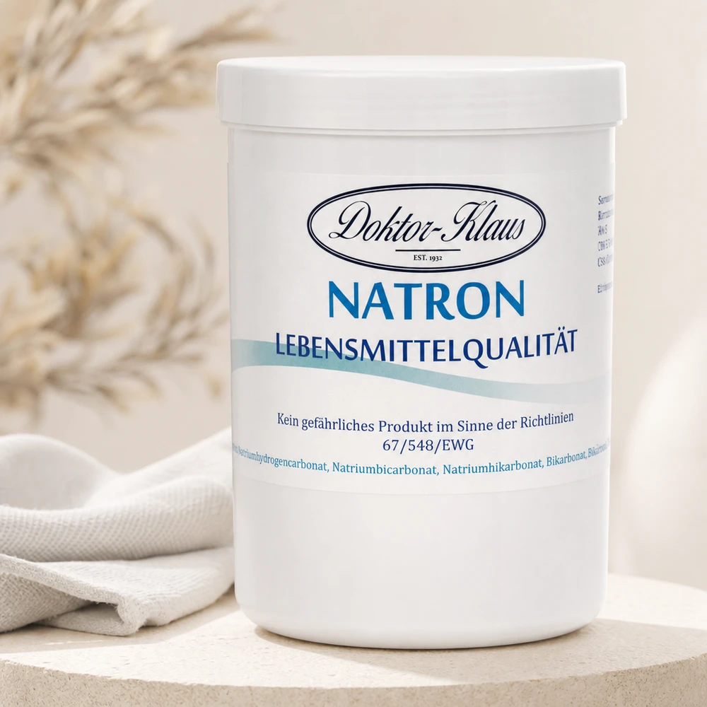 1 kg sody oczyszczonej Doctor Klaus Doktor Klaus Natron 1kg mit luftdichtem Verschluss neben naturfarbenem Geschirrtuch
