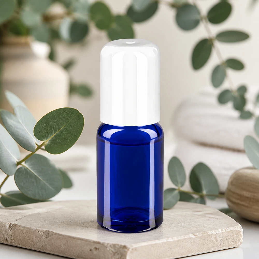 Kompaktowa butelka typu roll-on o pojemności 10 ml w eleganckim niebieskim kolorze, idealna do aromaterapii i kosmetyków naturalnych.