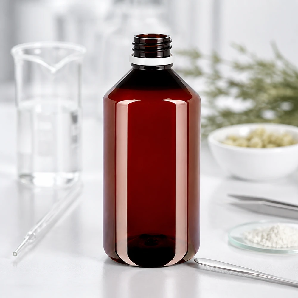 Pusta brązowa butelka PET o pojemności 750 ml z zakrętką na białym blacie laboratoryjnym