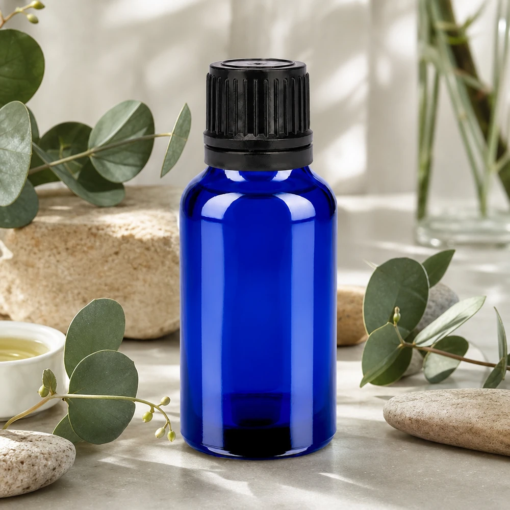 Poręczna szklana butelka 20 ml w kolorze kobaltowego błękitu z czarną nakrętką do mobilnej aromaterapii