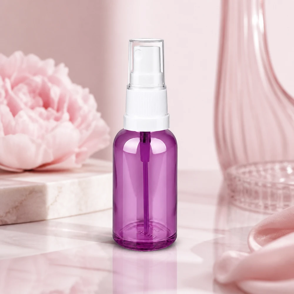 Kompaktowa butelka z pompką 30 ml w eleganckim fioletowym kolorze do mobilnego stosowania sprayów