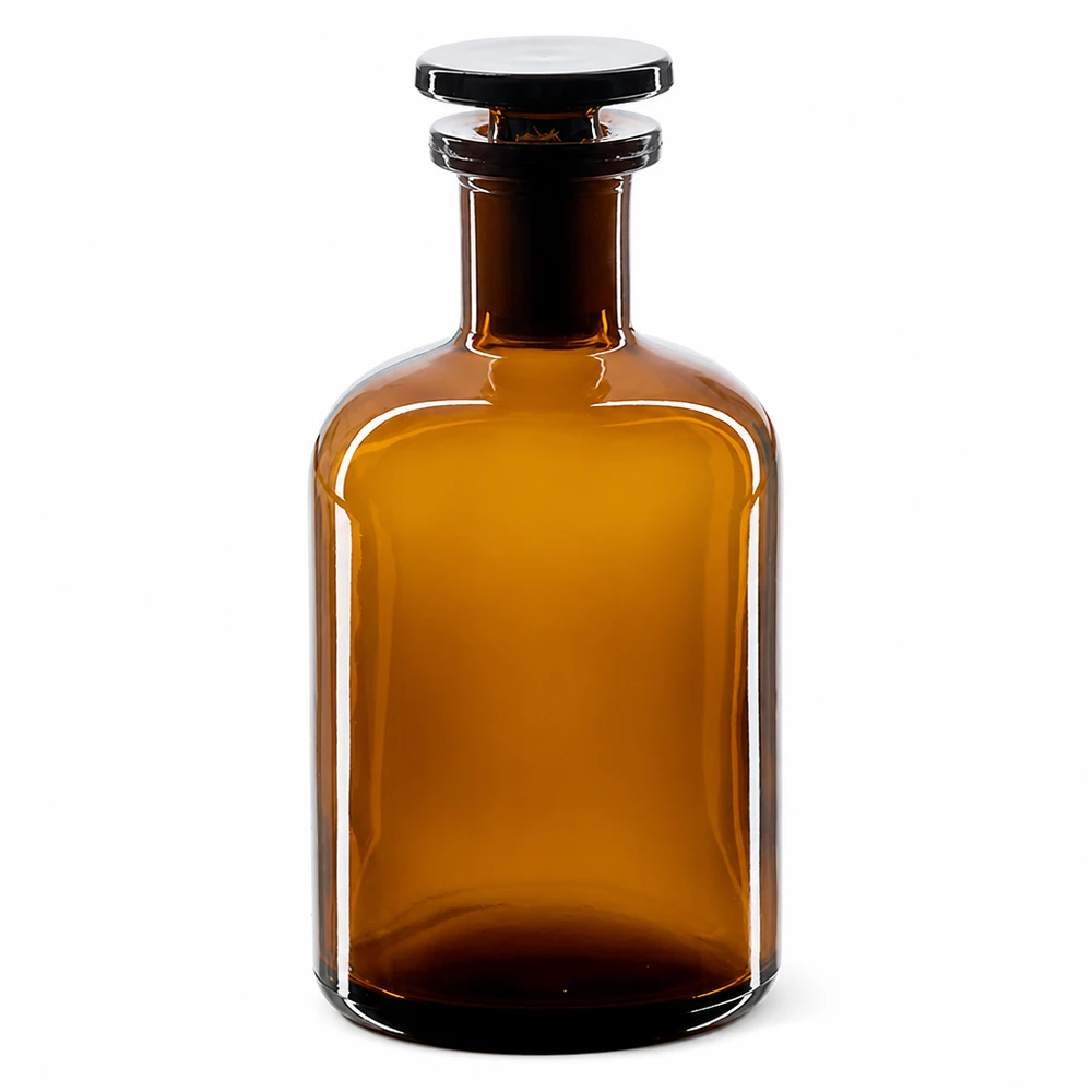 Okrągła butelka na ramię 100 ml z brązową wąską szyjką i szklanym korkiem Brązowa butelka o zaokrąglonych ramionach, pojemność 100 ml, z szklanym korkiem i wąską szyjką, wykonana z wysokiej jakości szkła laboratoryjnego