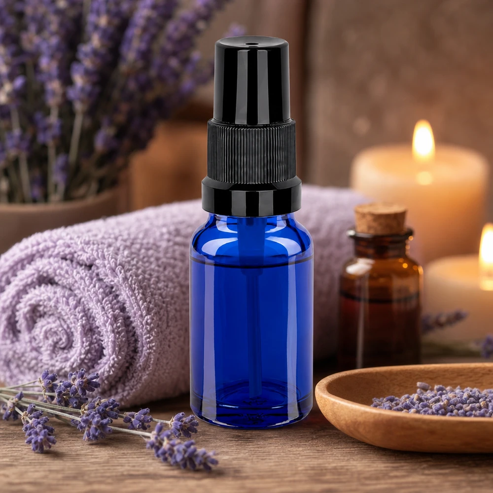 Butelka ze spryskiwaczem 10 ml czarna STD BlueLine UT18/10 Kompaktowa butelka z rozpylaczem STD BlueLine UT18/10 o pojemności 10 ml w eleganckim niebieskim kolorze z wytrzymałą czarną głowicą rozpylającą