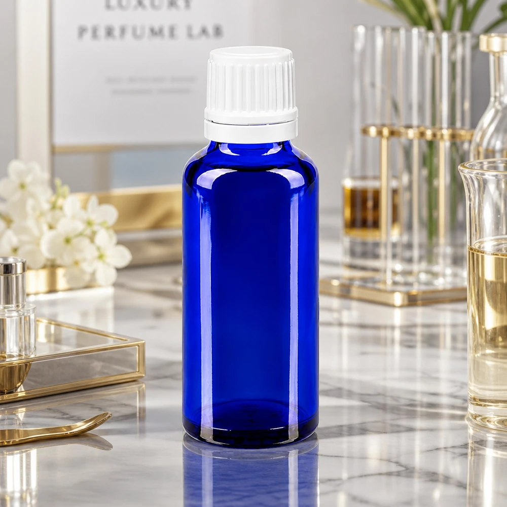 Kobaltowo-niebieska buteleczka apteczna o pojemności 30 ml z białym oryginalnym zamknięciem w stylu Luxury Perfume Lab