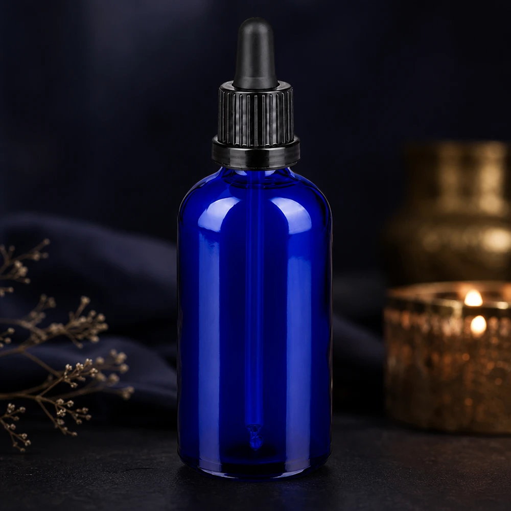 Elegancka niebieska szklana butelka 100 ml z czarną gumową pipetą do stylowej prezentacji produktu