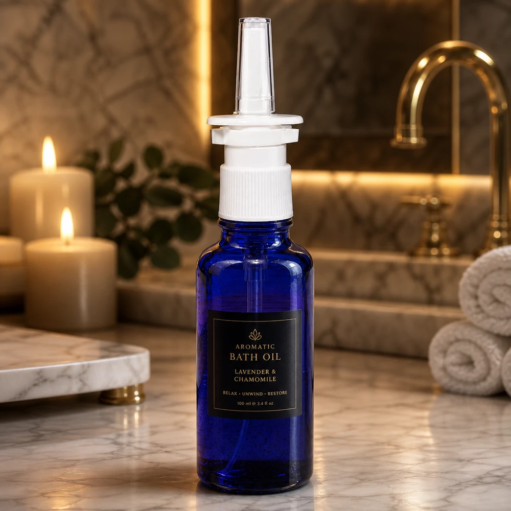 Mała buteleczka na spray do nosa o pojemności 30 ml, wykonana z kobaltowo-niebieskiego szkła aptecznego, wyposażona w standardową głowicę z pompką