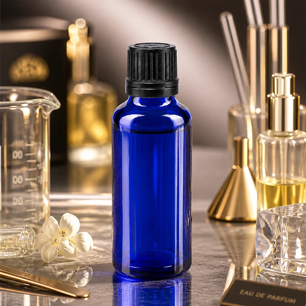 Butelka apteczna niebieska 30ml drip v. Pr. 1mm czarny OV Butelka apteczna o pojemności 30 ml, wykonana z niebieskiego szkła, z czarną zakrętką i precyzyjnym otworem dozującym o średnicy 1 mm