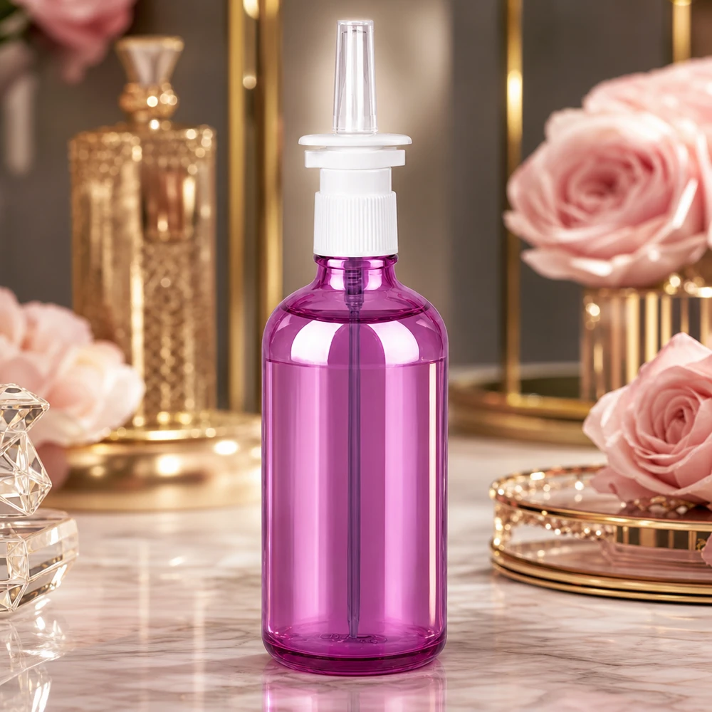 Butelka z rozpylaczem do nosa 100 ml biała/przezroczysta standardowa PurpleLine UT18/100 Ergonomiczna butelka z aerozolem do nosa o pojemności 100 ml w eleganckim fioletowym kolorze z precyzyjnym systemem rozpylania ułatwiającym dozowanie.