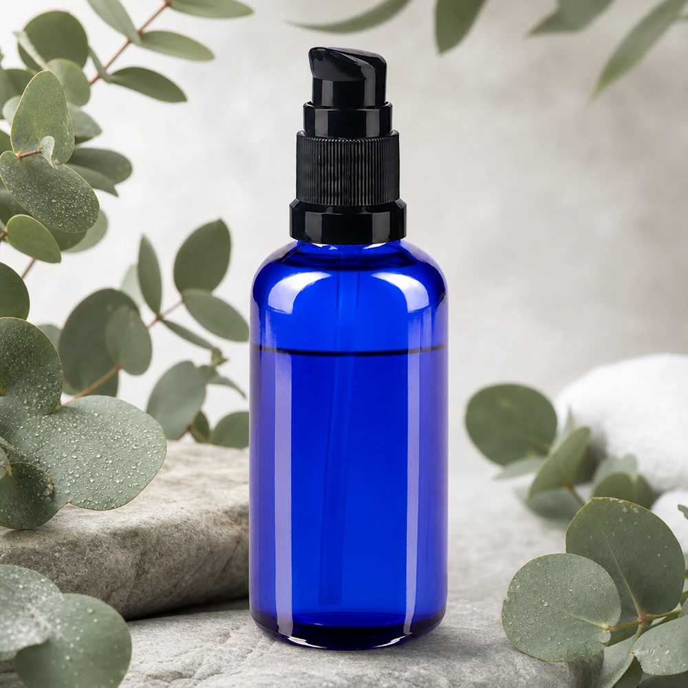 Szklana butelka o pojemności 50 ml w kolorze kobaltowym z czarnym dozownikiem, idealna do serum i olejków