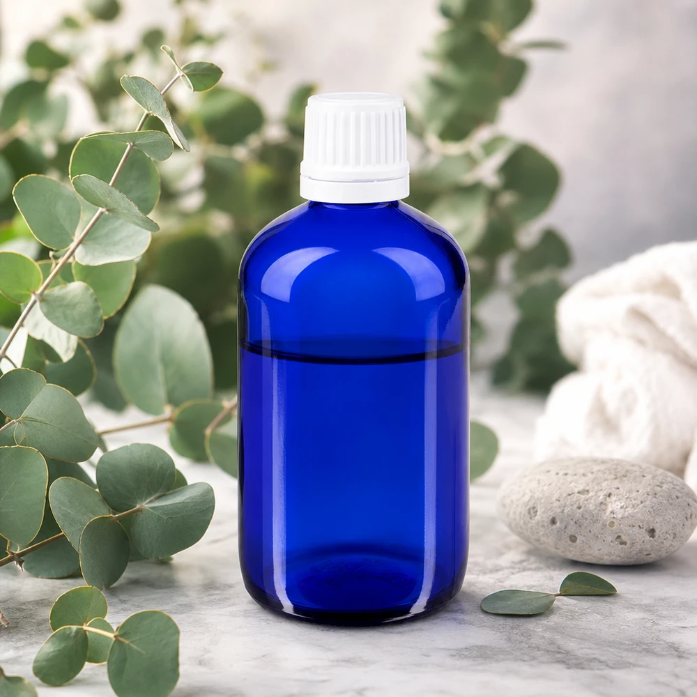 Butelka apteczna niebieska 20ml z kroplomierzem biała KiSi St Niebieska buteleczka z zakraplaczem o pojemności 20 ml, wykonana ze szkła aptecznego, z białym zamknięciem KiSi, na tle marmuru z motywem eukaliptusa
