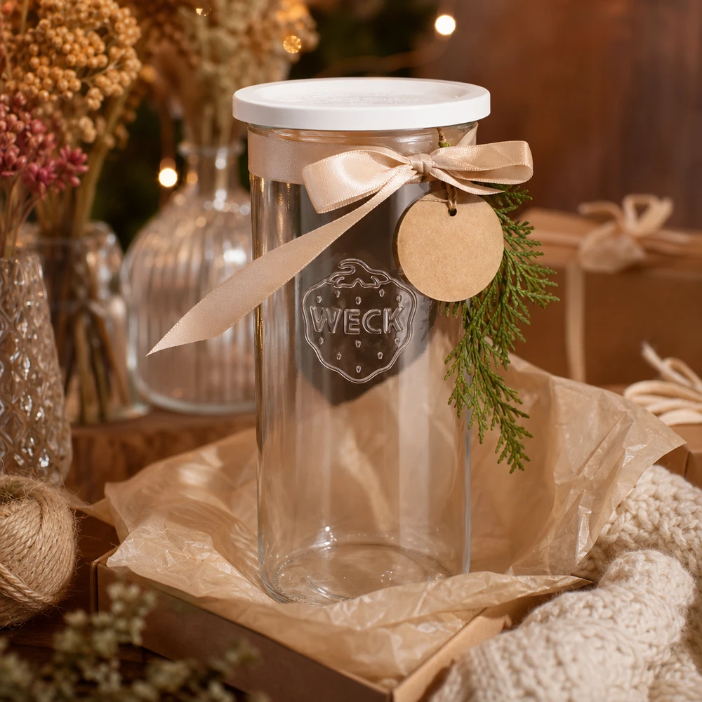 Kubki WECK 1500ml RR100 ozdobione na Boże Narodzenie zawieszką z kokardką i gałązką jodły jako pomysł na prezent