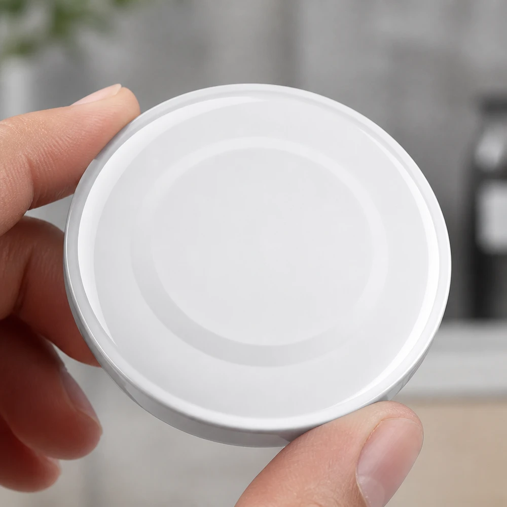 Widok z góry na białą nakrętkę typu Twist-Off TO48 o średnicy 48 mm, model BasicSeal firmy UNiTWIST