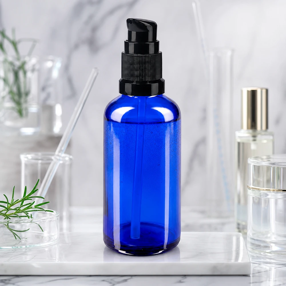 Cylindryczna szklana butelka apteczna o pojemności 50 ml w kolorze niebieskim z czarną nasadką z pompką dozującą