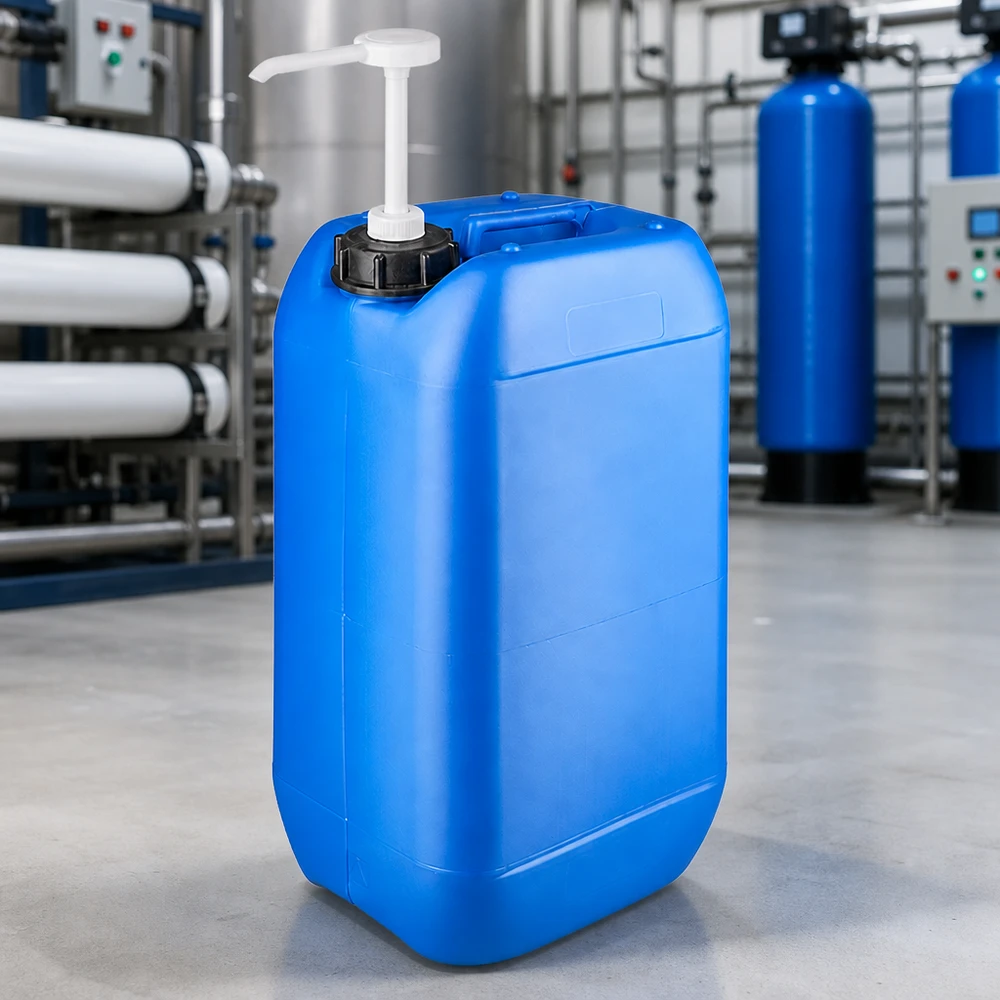 Przenośny kanister o pojemności 15 litrów, w kolorze niebieskim, z ergonomicznym uchwytem i białą pompką dozującą