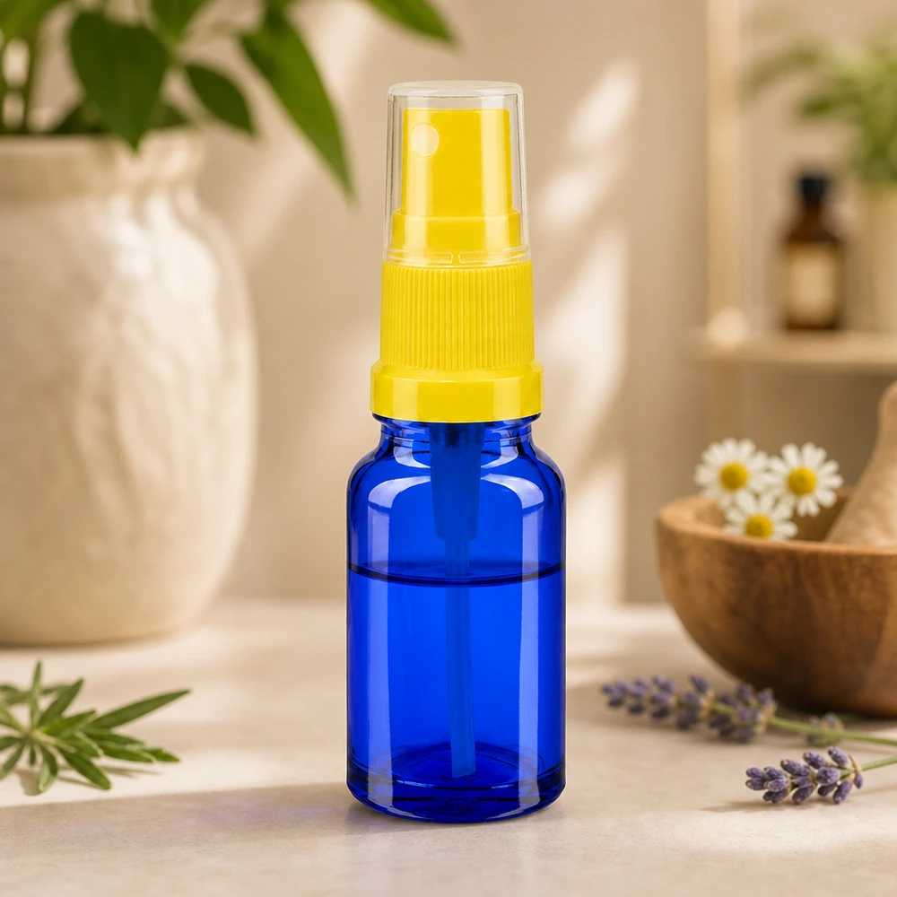 Kompaktowa szklana butelka z rozpylaczem 10 ml w kolorze niebieskim z żółtą pompką do naturalnych produktów pielęgnacyjnych BlueLine