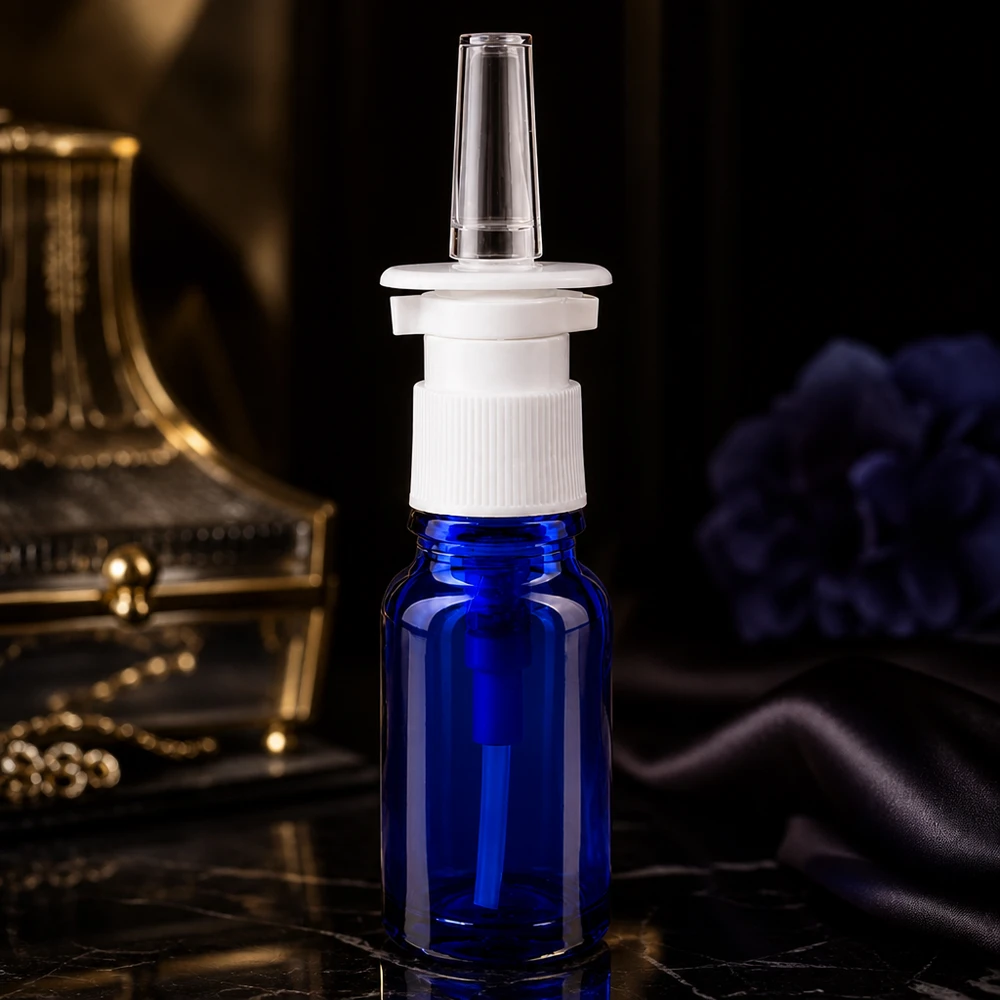 Butelka apteczna niebieska 10ml atomizer do nosa biały St Butelka na spray do nosa o pojemności 10 ml, wykonana z kobaltowo-niebieskiego szkła aptecznego, z białą nakrętką i przezroczystą dyszą