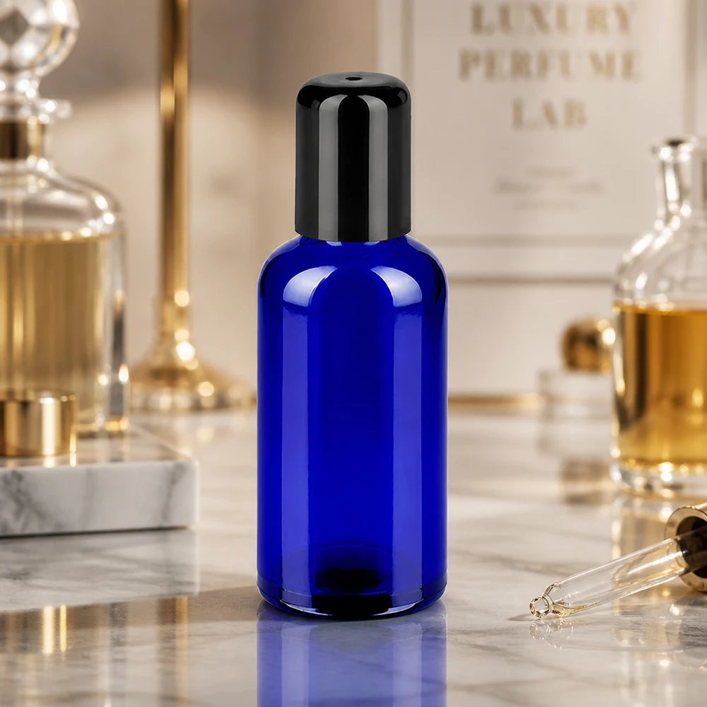 Kompaktowa butelka roll-on STD BlueLine UT18/50 o pojemności 50 ml wykonana z wytrzymałego, niebieskiego szkła.