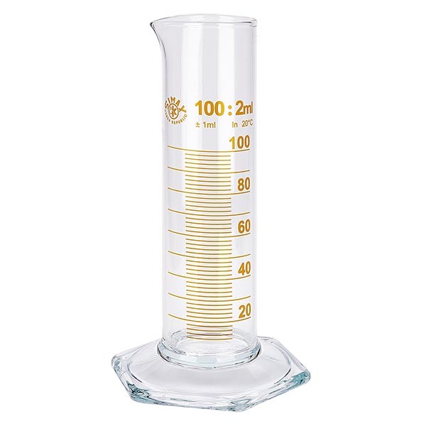 Cylinder miarowy 100 ml NF wykonany ze szk&#322;a, skala br&#261;zowa. NF = niska forma. Skala wykonana ze szk&#322;a borokrzemowego z wylewk&#261;. Sze&#347;ciok&#261;tna podstawa.