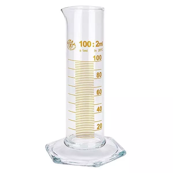 Cylinder miarowy 100 ml NF wykonany ze szkła, skala brązowa. NF = niska forma. Skala wykonana ze szkła borokrzemowego z wylewką. Sześciokątna podstawa.
